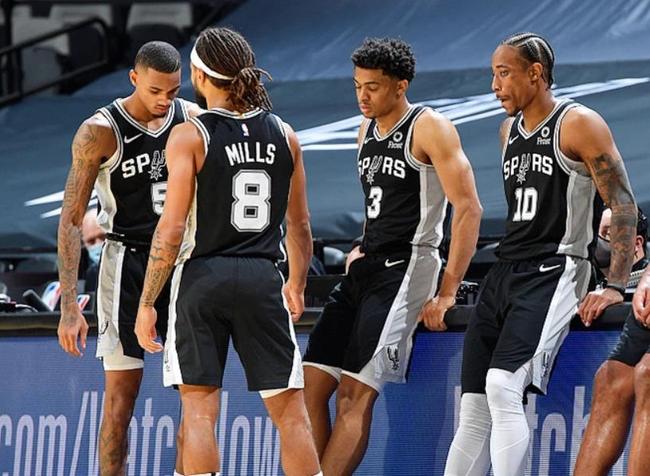 灰熊队记：埃迪并未再次受伤，目前仍受上场时间限制