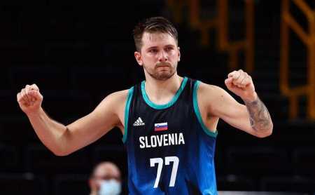 尤文发售圣诞节相关产品，毛衣售价39.9欧元，帽子16.9欧