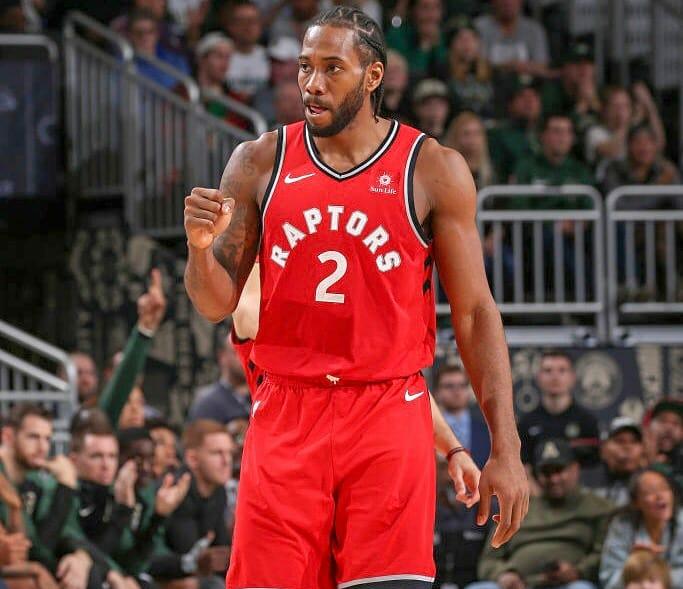 大谷翔平在 2021 年获颁“美联主席特别成就奖”，由专员曼弗雷德亲自在丹佛颁发