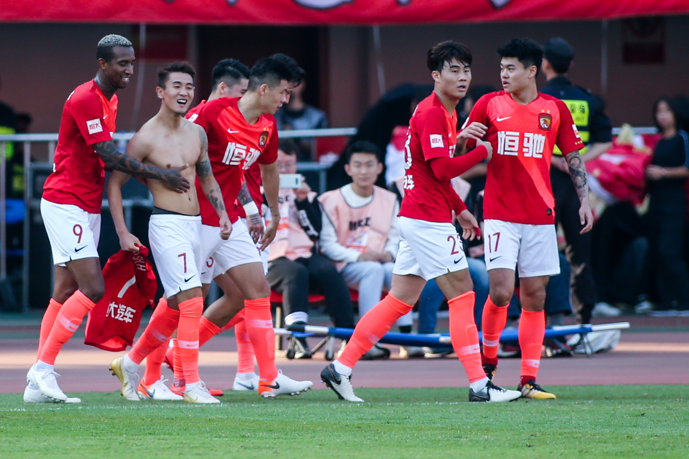 该球员一月份不会离队，目前夏季转会窗也没有离队计划。@FabrizioRomano 来源：Madrid Zone🚨 哈维·阿隆索对罗德里戈非常满意。