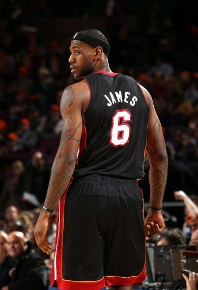 边锋赛后晒伤痕，网友称其太拼了