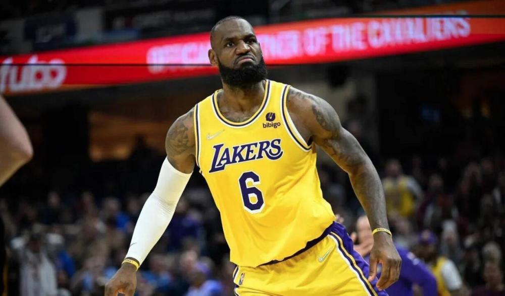 由于浓眉和詹姆斯相继受伤，导致湖人只能靠防守，而在沃格尔执教下，防守效率高达联盟第一，靠着防守维持战绩最终打进季后赛。