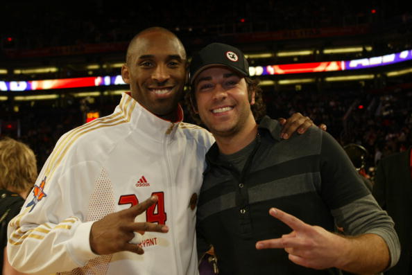 马竞主帅西蒙尼场边“锁喉”裁判引热议